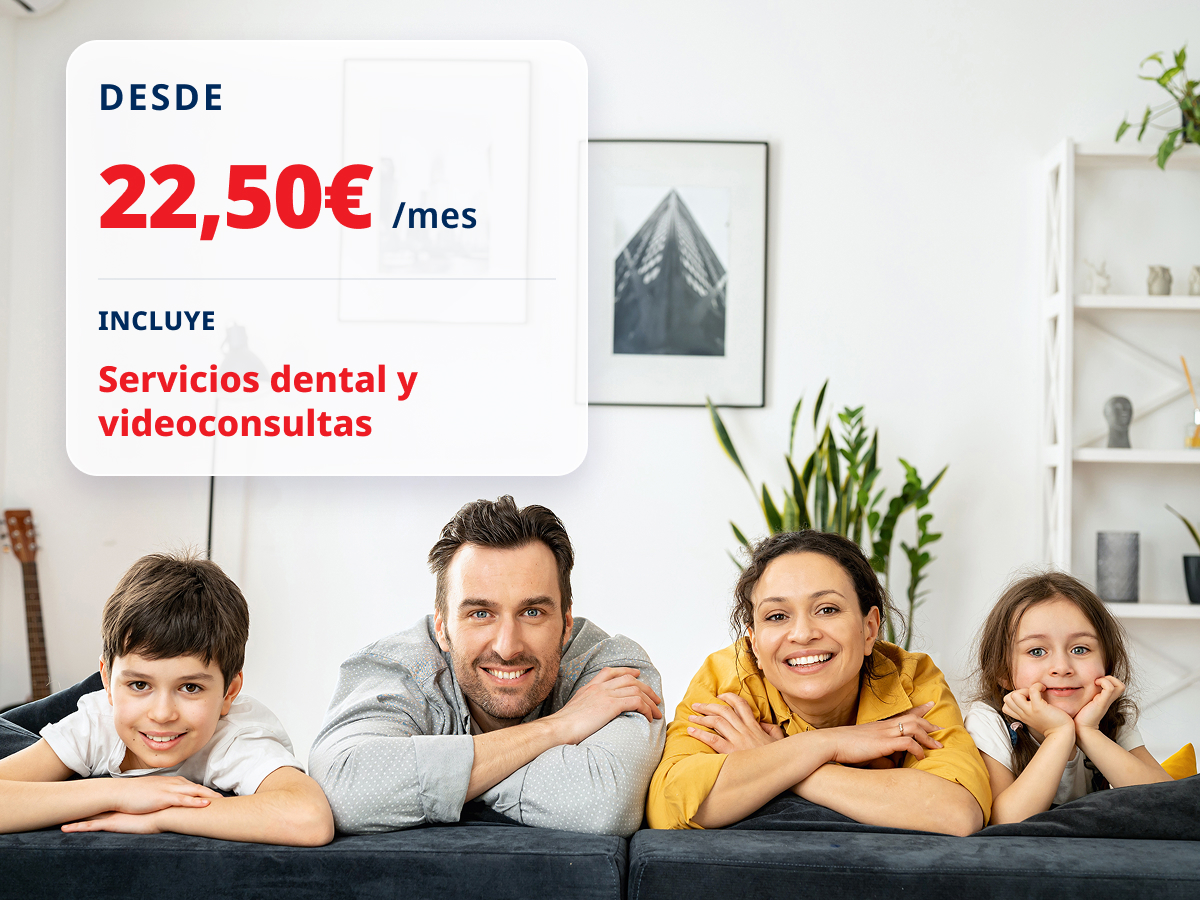 Familia en el sofá — Seguro FIATC desde 22,50€/mes, dental y videoconsultas incluidos