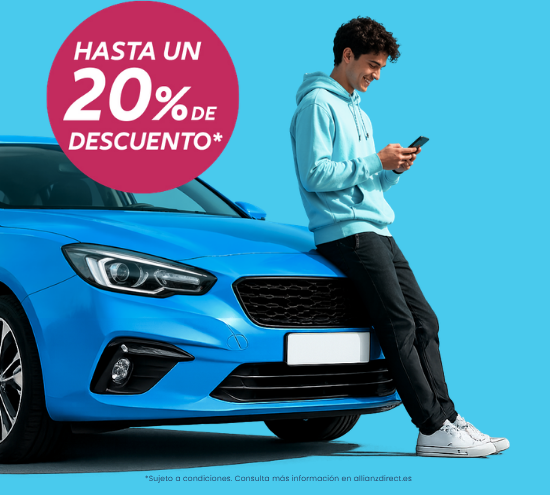 Hasta un 20% de descuento. Chico consultando su mOvil junto a un coche azul. Sujeto a condiciones.